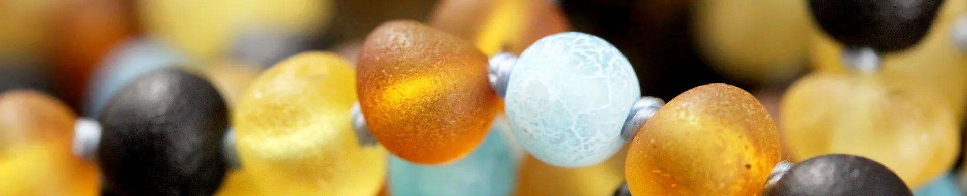 close-up-baltic-amber-gemstone-necklace